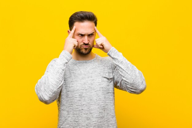 jeune homme, regarder, concentré, et, réfléchir dur, sur, une, idée