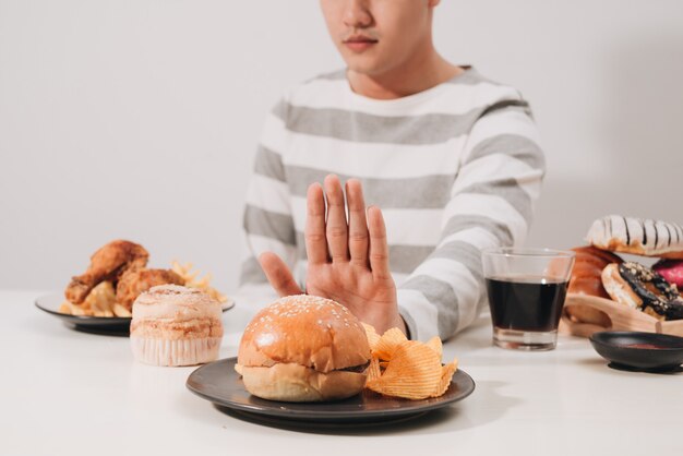 Photo jeune homme en régime amaigrissant et concept d'alimentation saine