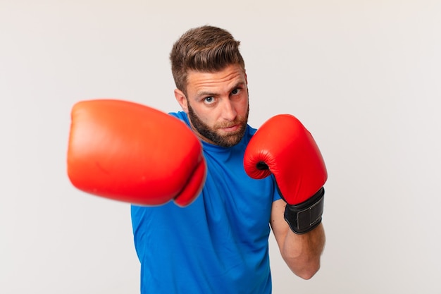 Jeune homme de remise en forme avec des gants de boxe