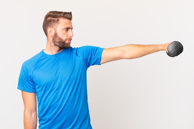 Jeune homme de remise en forme soulevant un haltère