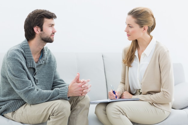 Jeune homme en réunion avec un conseiller financier