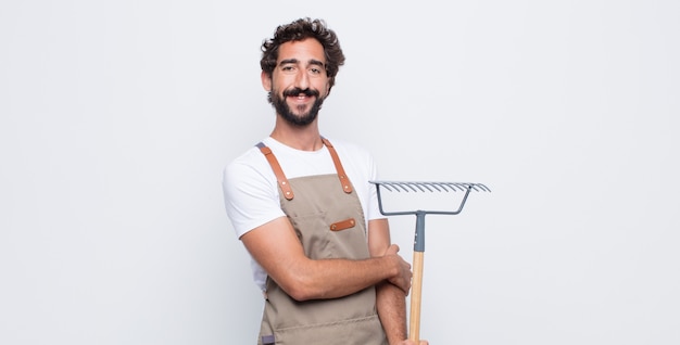 Jeune homme riant timidement et joyeusement, avec une attitude amicale et positive mais peu sûre