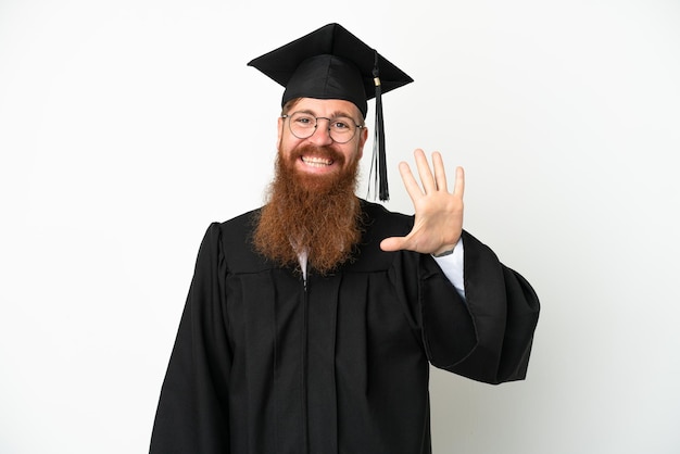 Jeune homme rougeâtre diplômé universitaire isolé sur fond blanc comptant cinq avec les doigts