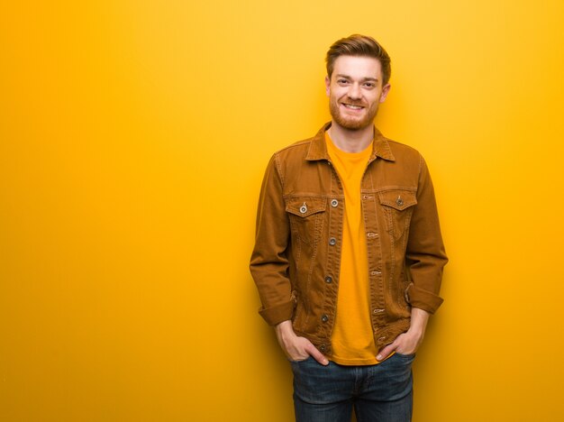 Jeune Homme Rousse Joyeux Avec Un Grand Sourire