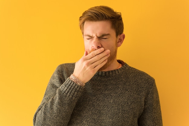 Jeune homme rousse visage gros plan fatigué et très fatigué