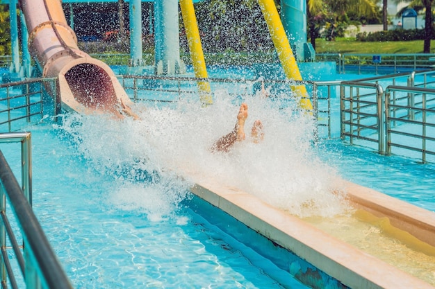 Jeune homme s'amusant au parc aquatique