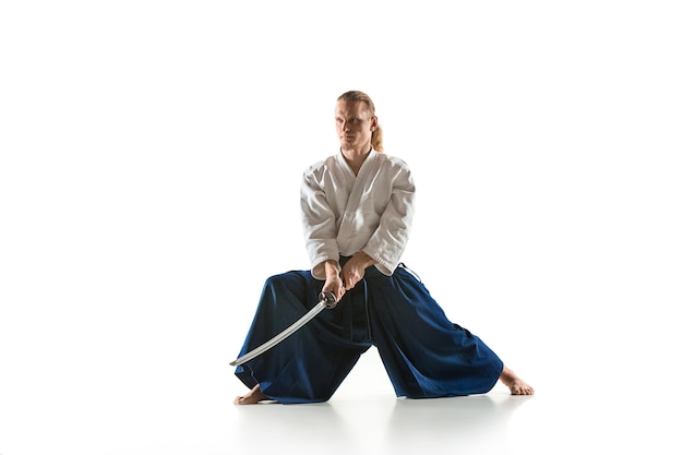 Photo le jeune homme s'entraîne à l'aikido au studio