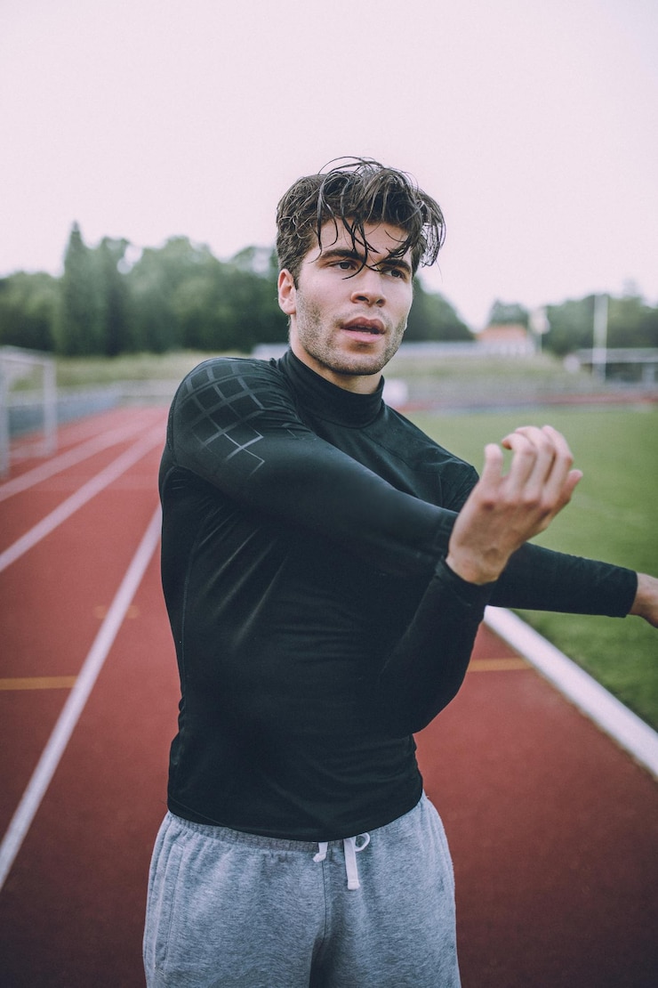 Photo un jeune homme s'entraîne sur la piste de course.