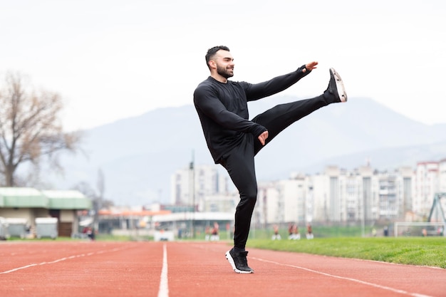 Le jeune homme s'étire à l'extérieur