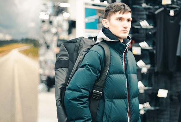 Un jeune homme avec un sac à dos dans un magasin