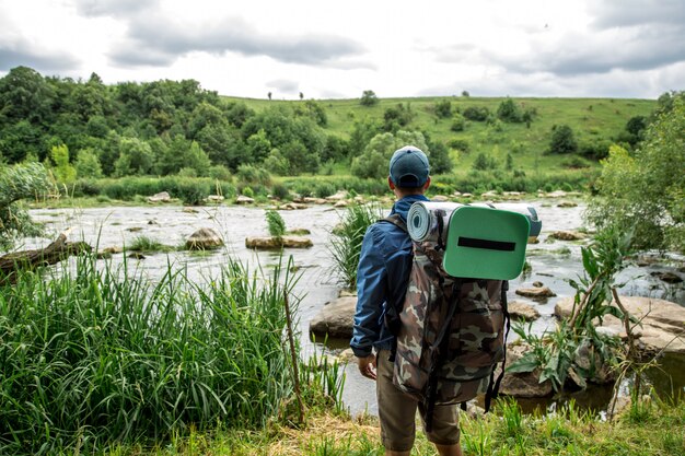 un jeune homme avec un sac à dos de randonnée