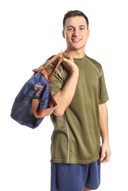 Jeune homme avec un sac de sport sur une surface blanche