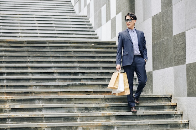 Jeune homme avec des sacs à provisions