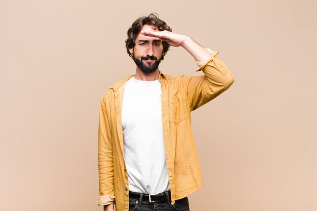 jeune homme saluant avec un salut militaire