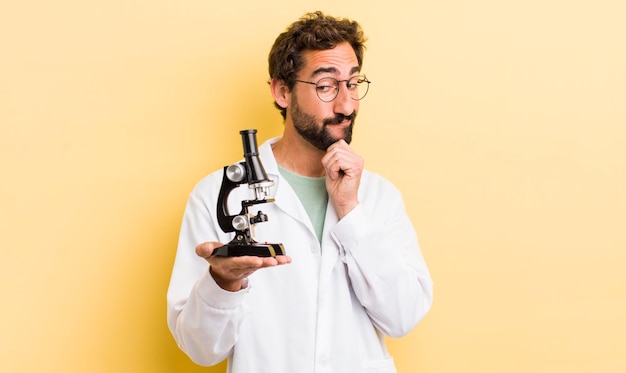 Jeune homme scientifique avec concept de microscope