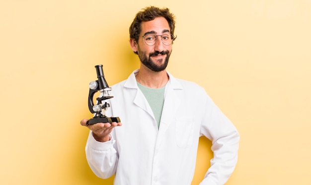 Jeune homme scientifique avec concept de microscope