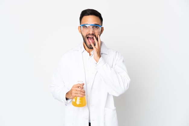 Jeune homme scientifique isolé avec surprise et expression faciale choquée