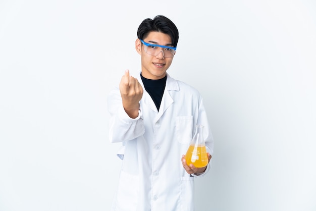 Jeune homme scientifique posant isolé contre le mur blanc