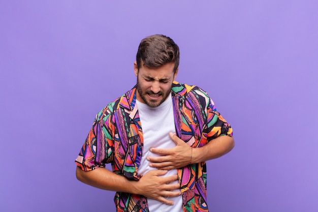 Jeune Homme Se Sentant Anxieux, Malade, Malade Et Malheureux, Souffrant De Maux D'estomac Ou De Grippe Douloureux