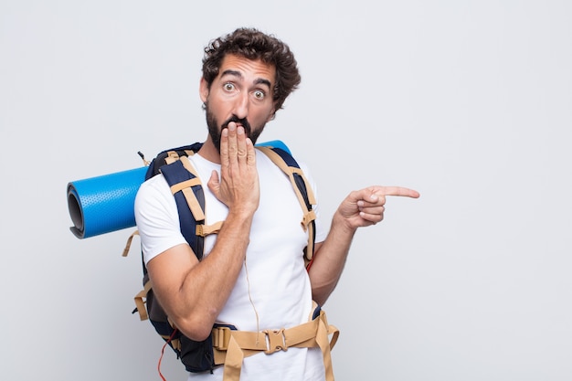 Jeune homme se sentant choqué et surpris