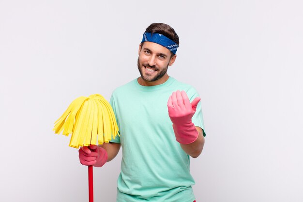 Jeune homme se sentant heureux, prospère et confiant, faisant face à un défi et disant: amenez-le! ou vous accueillir