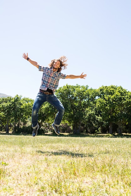 Jeune homme se sentir libre dans le parc