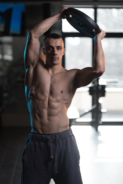 jeune homme, séance entraînement, abs, à, poids