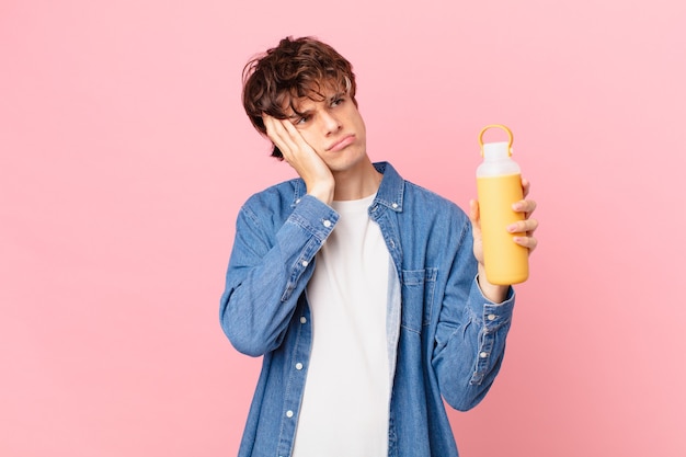 Jeune homme avec un sentiment d'ennui, frustré et somnolent après un fastidieux