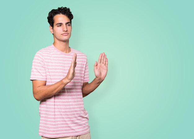 Jeune homme sérieux avec un geste de serment