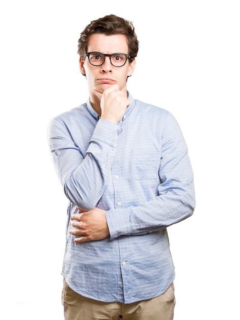 Un jeune homme sérieux qui doute