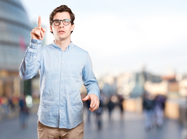 Un jeune homme sérieux qui doute