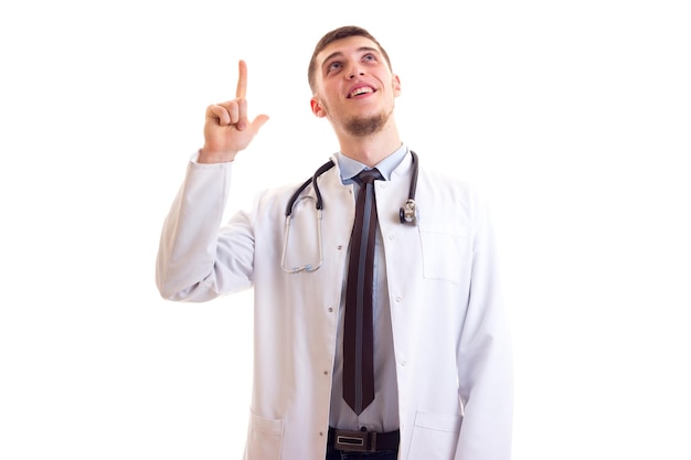 Jeune homme séropositif aux cheveux bruns en chemise bleue et robe de médecin blanche avec stéthoscope