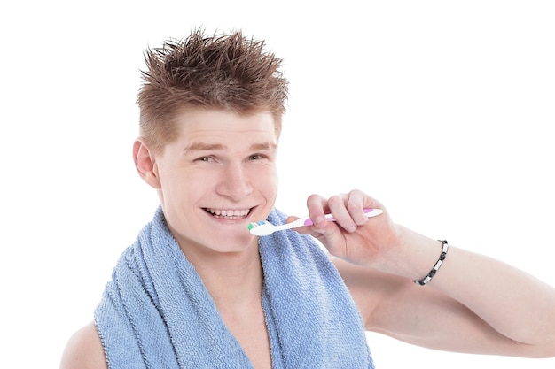 Jeune homme, à, serviette, et, brosse à dents., Isolé, blanc, fond