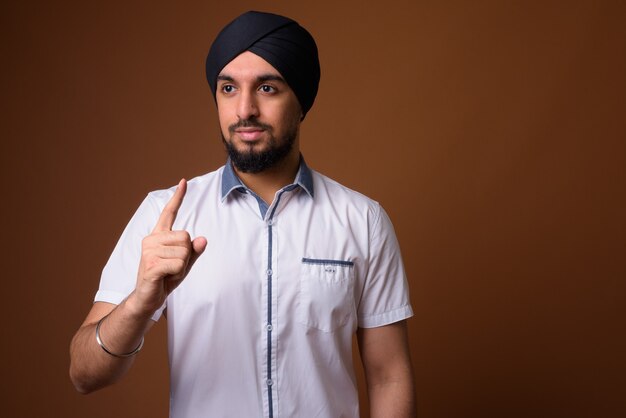 Jeune homme sikh indien barbu portant turban