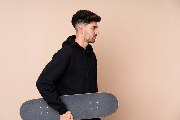 Jeune homme avec un skate