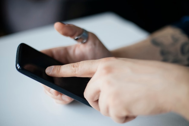 Jeune homme avec smartphone