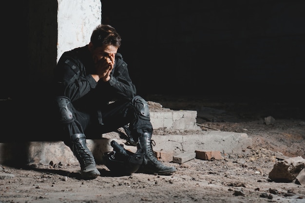 Jeune homme soldat en uniforme noir