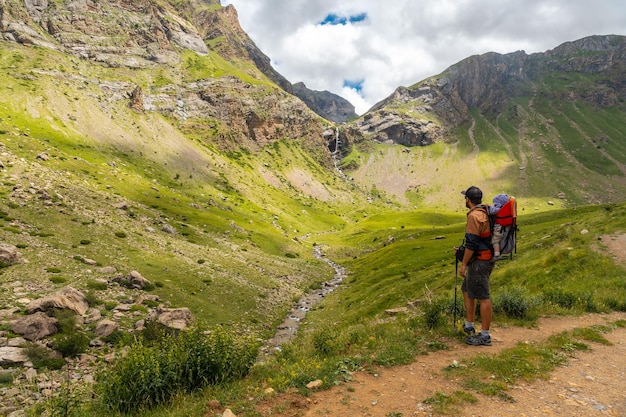 Un jeune homme avec son fils à la cascade de Salto de Tendenera dans la vallée de Ripera Panticosa Pyrénées