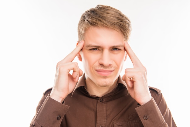 Jeune homme souffrant de migraine touchant sa tête