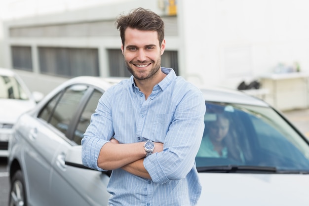 Jeune homme souriant à la caméra