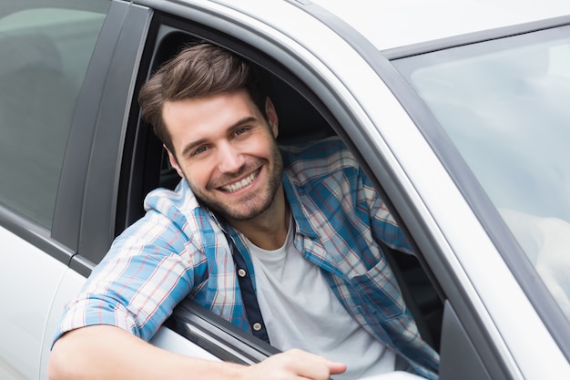 Jeune homme souriant à la caméra