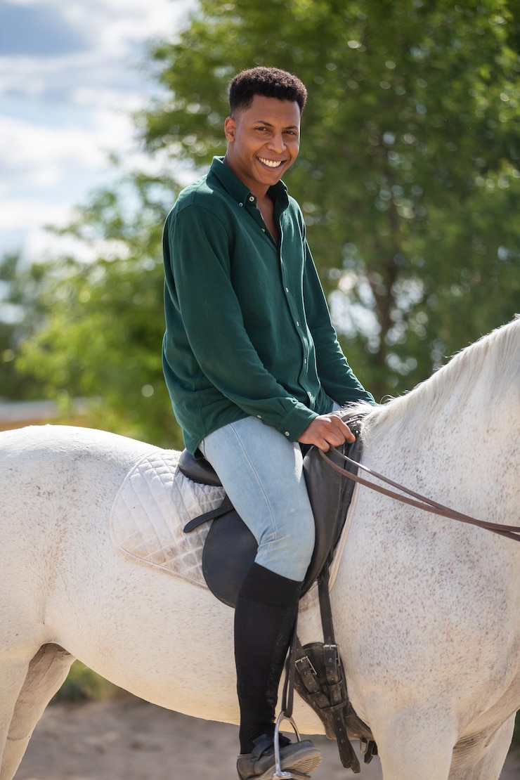 Photo un jeune homme souriant à cheval contre un arbre