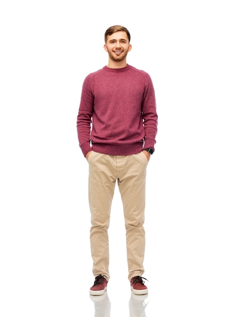 Un jeune homme souriant sur un fond blanc.