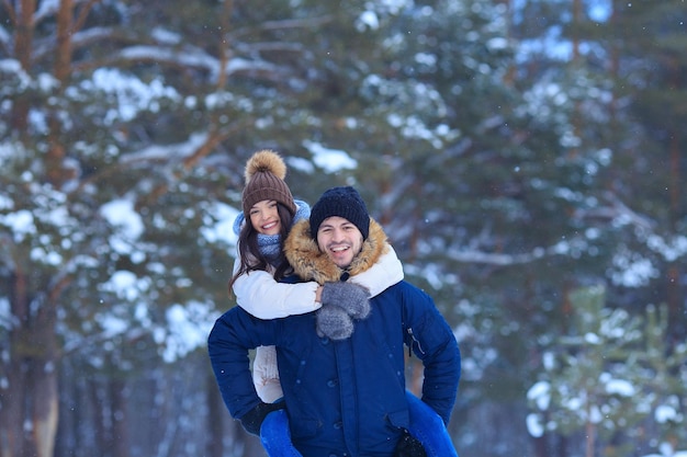 Jeune homme souriant heureux et femme amoureuse