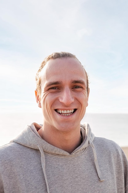 Jeune homme souriant heureux et regardant la caméra