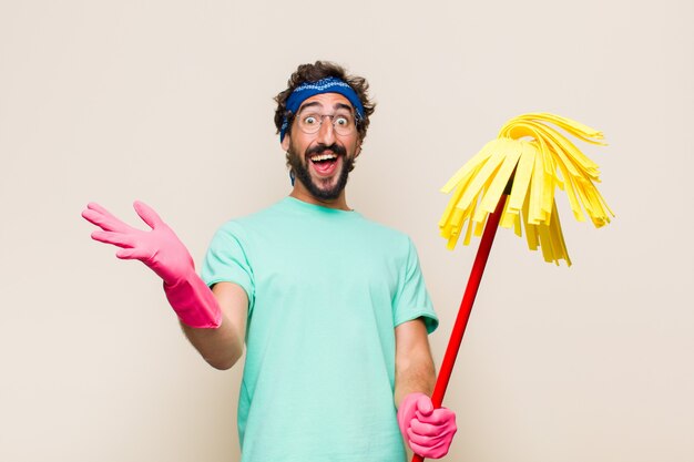 Jeune homme souriant joyeusement donnant un câlin de bienvenue chaleureux, amical, aimant, se sentant heureux et adorable