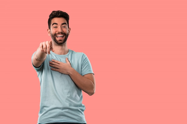 Jeune homme souriant et pointant