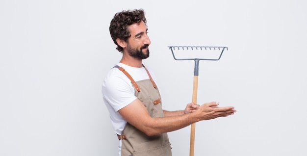 Jeune homme souriant, vous saluant et offrant une poignée de main pour conclure un accord réussi, concept de coopération