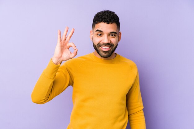 Jeune homme, sourire, isolé, sur, violet