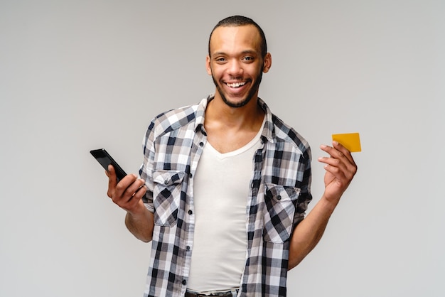 Jeune homme, sourire, et, tenue, carte crédit